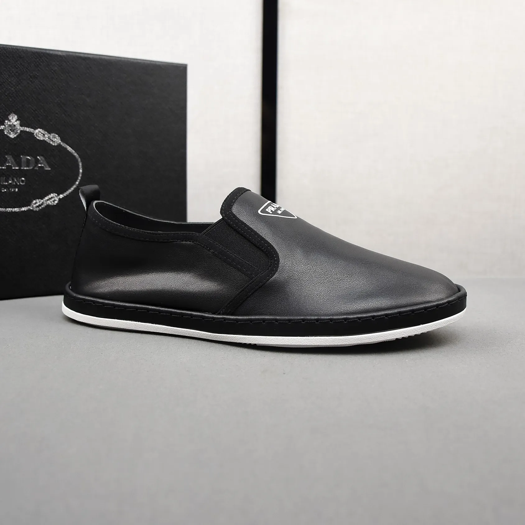 PP380👟👟👟Prada [Prada] Soft-soled and soft-surface casual leather shoes. The uppers are made of comfortable and soft first-layer cowhide and super-soft rubber outsole. Men's size 38-44.